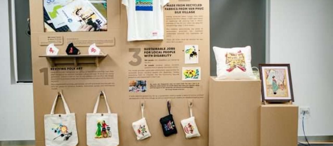Những tác phẩm nghệ thuật được làm từ vải vụn thừa gom nhặt ở Làng lụa Vạn Phúc, Hà Đông. Đây là ý tưởng độc đáo của Vụn Art nhằm tái chế rác thải thời trang đồng thời tạo việc làm cho người khuyết tật.