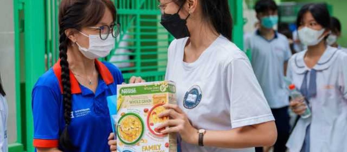 Gần 135.000 đơn vị sản phẩm Nestlé được gửi tặng cho các thí sinh tại 156 điểm thi trên địa bàn TP.HCM_hình 1