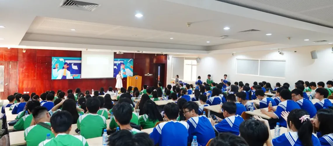 Phu_nu_hien_dai_dai_hoc_quoc_te_03