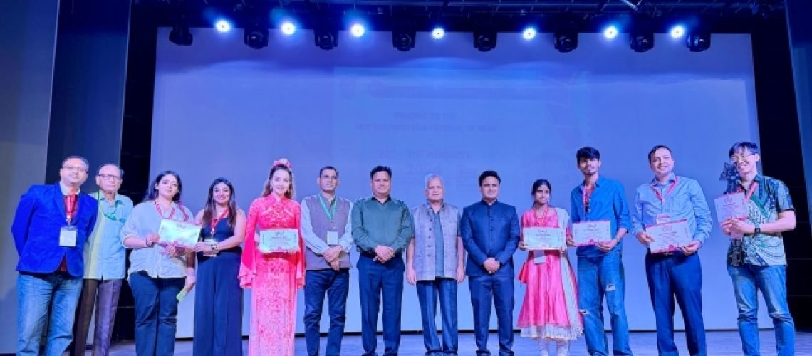 Phu_nu_hien_dai_mai_thu_huyen_doa_hoa_mong_manh_International_Film_Festivals_tai_Jaipur_01