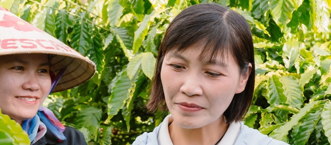 Tham-gia-chuong-trinh-NESCAFE-Plan-tu-nam-2015-chi-Mai-Thi-Nhung-duoc-ho-tro-tap-huan-thuc-hanh-nong-nghiep-tai-sinh-scaled